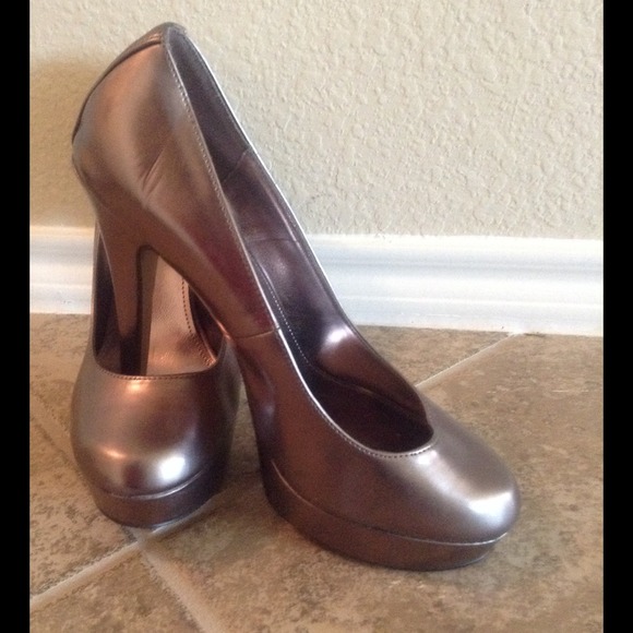 Elle Pewter high heel pumps. Size 9 1/2 - Like new
