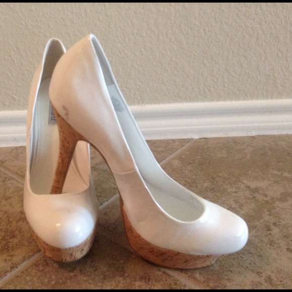 Jennifer Lopez white high heel pumps with platform