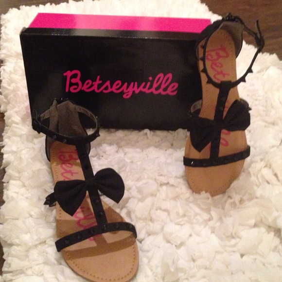 Betseyville Shoes - Betseyville Millie Bow T-Strap Sandals