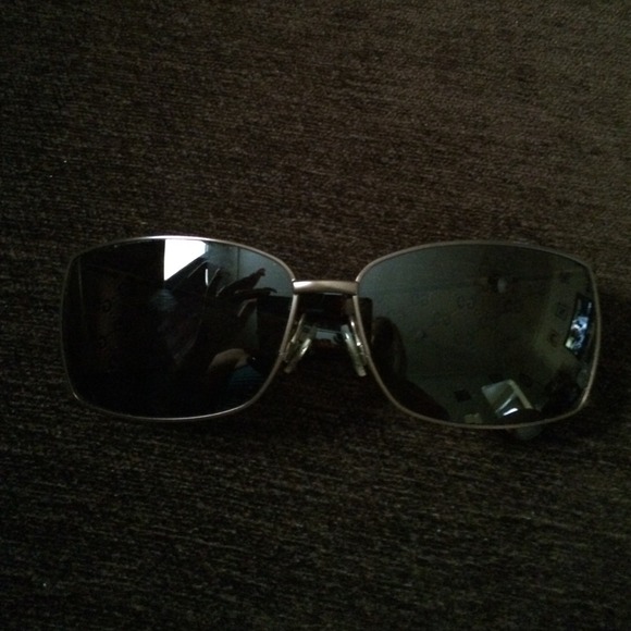 Beautiful authentic sunglasses!!! main image 3
