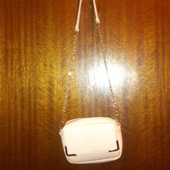 BUNDLED** Crossbody bag in a beautiful cream color