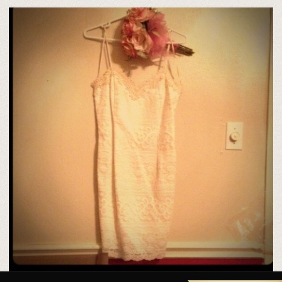 Beautiful cream lace dress - Picture 2 of 2