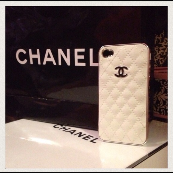 Accessories - ❗️CLEARANCE❗️Chanel WHITE Patent iPhone4/4s Case