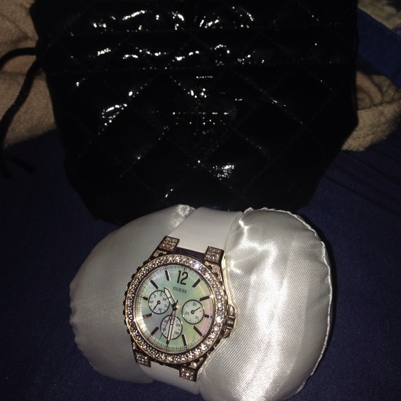 SOLDDD ☺️ Guess watch!