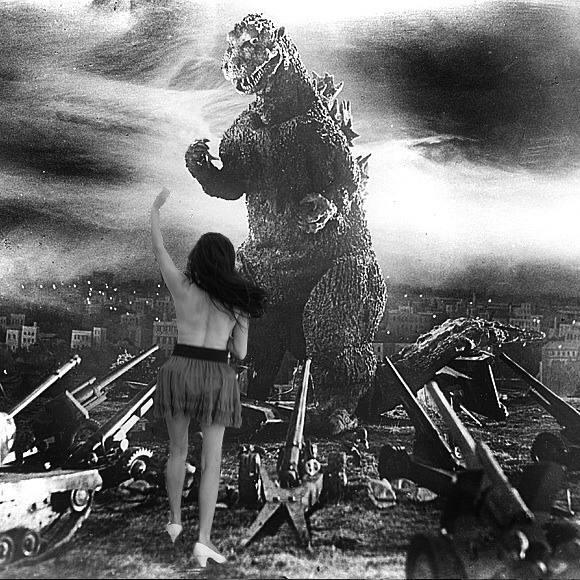 "I Hope That's King Kong!" Innocent Damsel Top - Picture 4 of 4