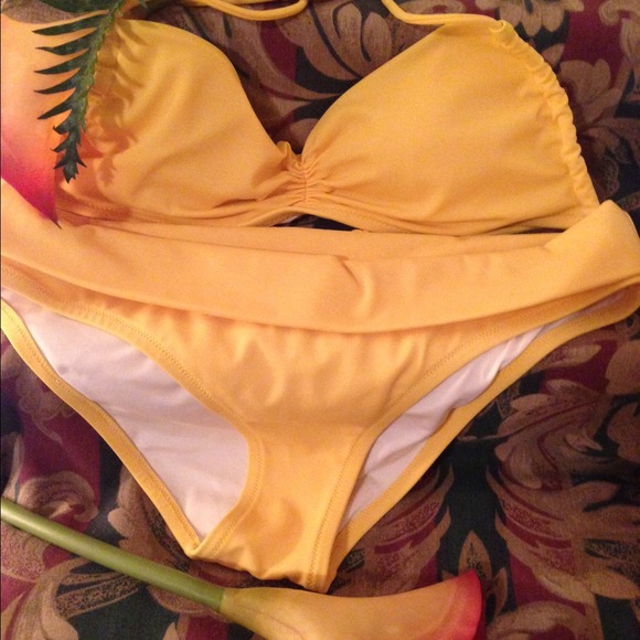 VS~ Bikini 💛or{FREE}W/$50 purchase - Picture 3 of 4
