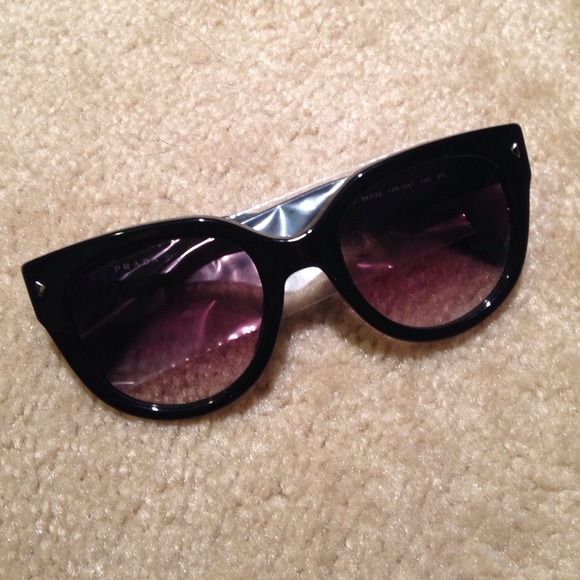 Prada sunglasses pr160 in black. No case.