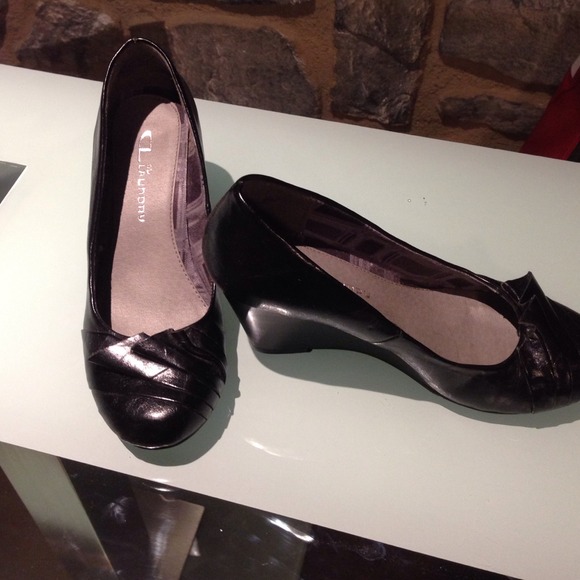 Wedge shoes... New reduce sale price !!!! - Picture 2 of 3