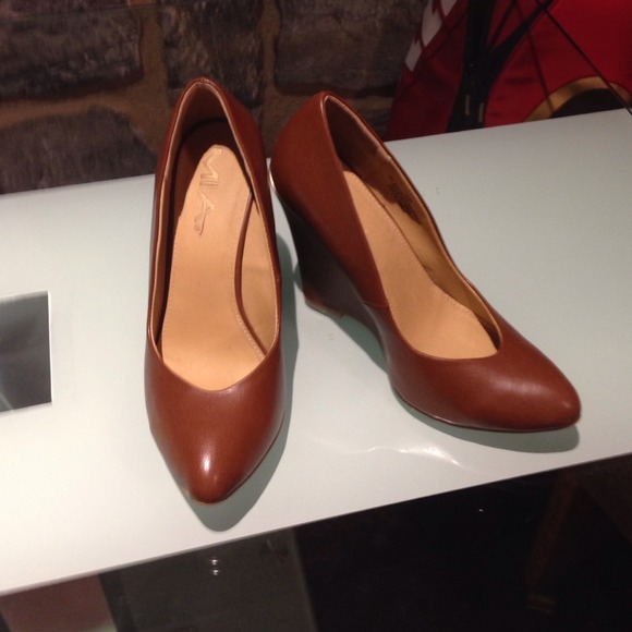 Brown wedge