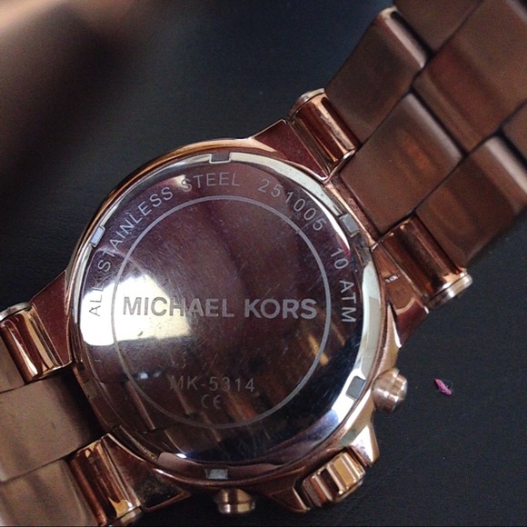 ❌SOLD ON THREADFLIP❌ Michael Kors Rose Gold Watch - Picture 3 of 4