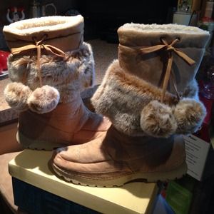 Super cute beige ugg like boots size 9 worn once!