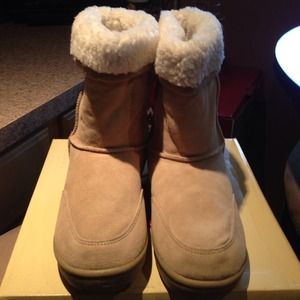 Brand new never worn Sherpa style boots size 9