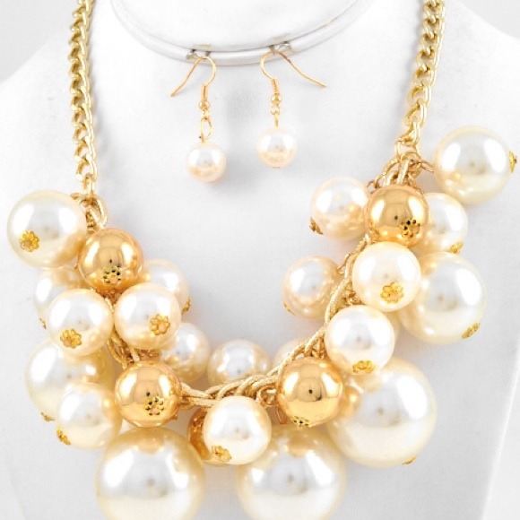 Gold and cream necklace set
