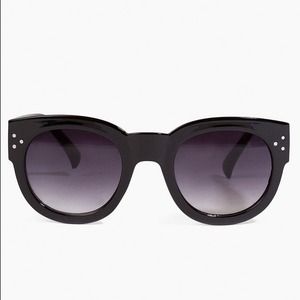 Wayfarer style sunnies