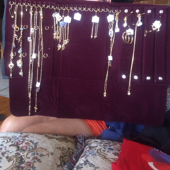 I sell gold filled jewelry lmk if interested 😊
