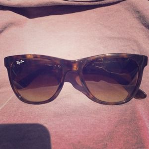 Raybans! Great shape! 😎