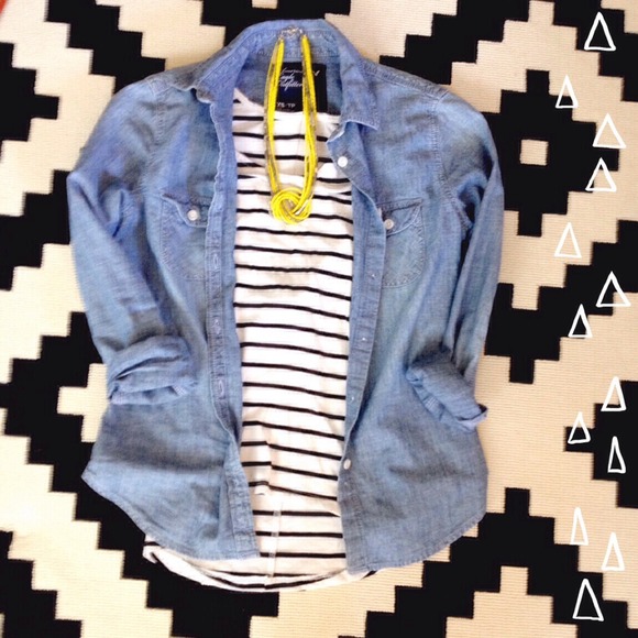 🍍Chambray button down shirt