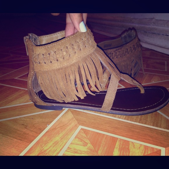 Minnetonka fringe sandals sz 6