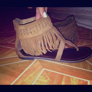 Minnetonka fringe sandals sz 6