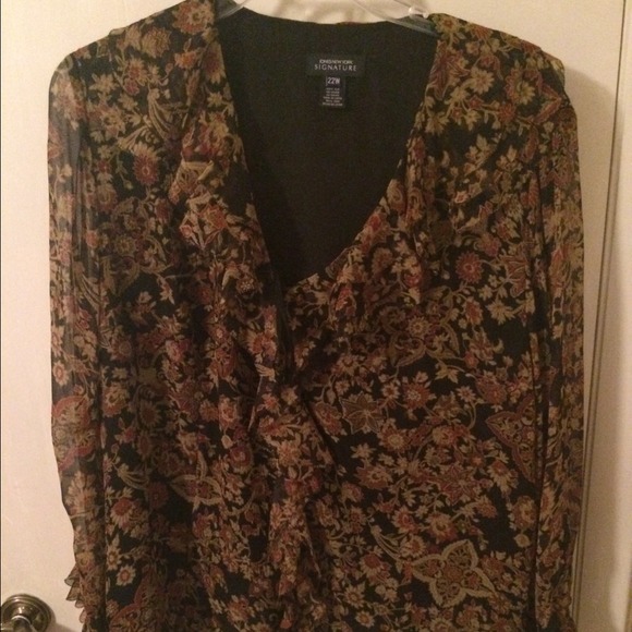 Two pieces! Skirt & blouse. Never been worn💕