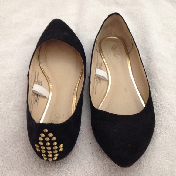 Pointed black flats