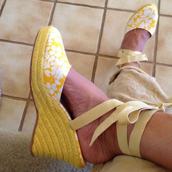 Espadrilles Authentic Burberry canary yellow NEW - Picture 2 of 4
