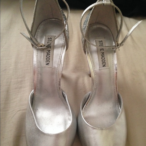 Steve Madden Silver Heels - Picture 2 of 3