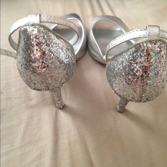 Steve Madden Silver Heels - Picture 3 of 3