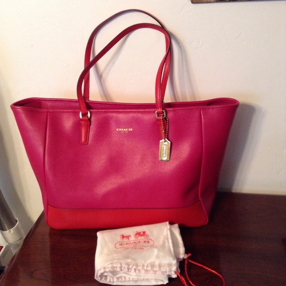 Pre-loved AUTHENTIC Coach Bag/Purse.
