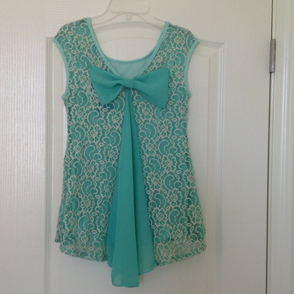 NWT back bow top -M
