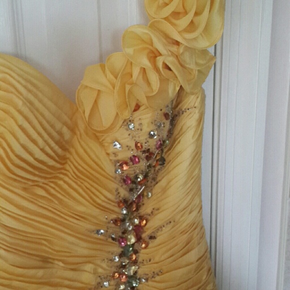 Dress - Picture 3 of 3