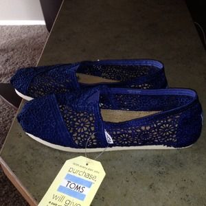 TOMS Brand new navy crochet style