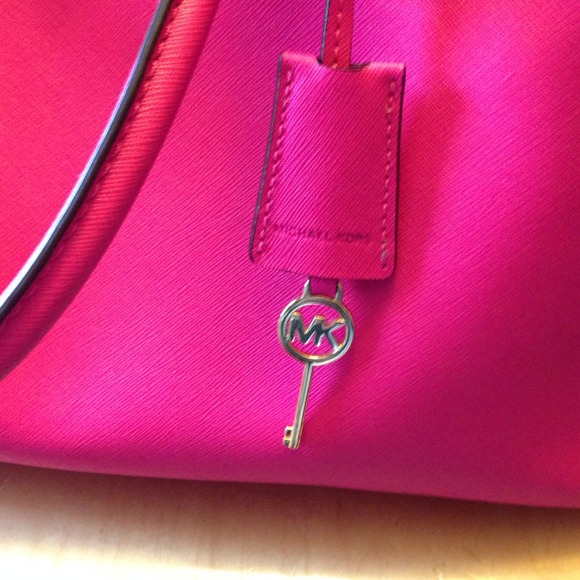 SOLD.. Michael Kors Hamilton Pink w/ Wallet - Picture 3 of 4