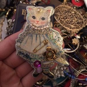 Cute cat pin