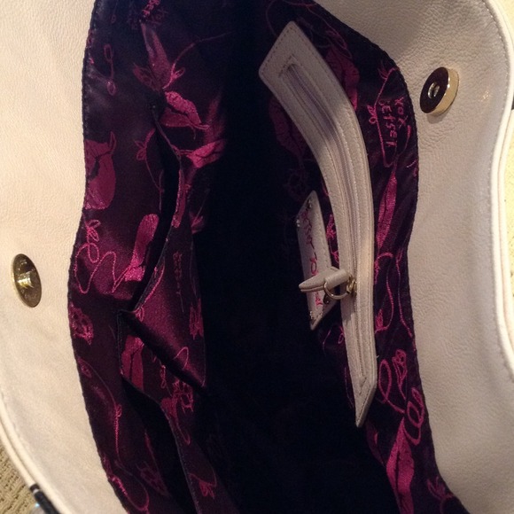 LAST DAY🎉HP🎉Betsey Johnson Bone/Black Handbag - Picture 4 of 4