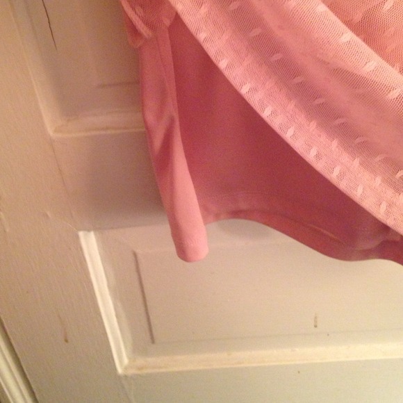 Sleeveless camisole-like shirt - Picture 2 of 3