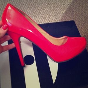 Michael Antonio Red Pumps