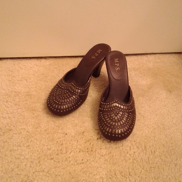 Brown bronze studded wedge heels