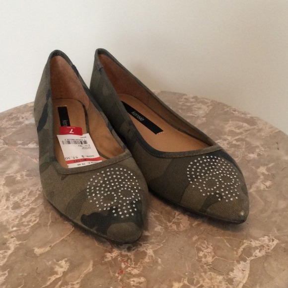 Kensie camo, skull flats.  Size 7.