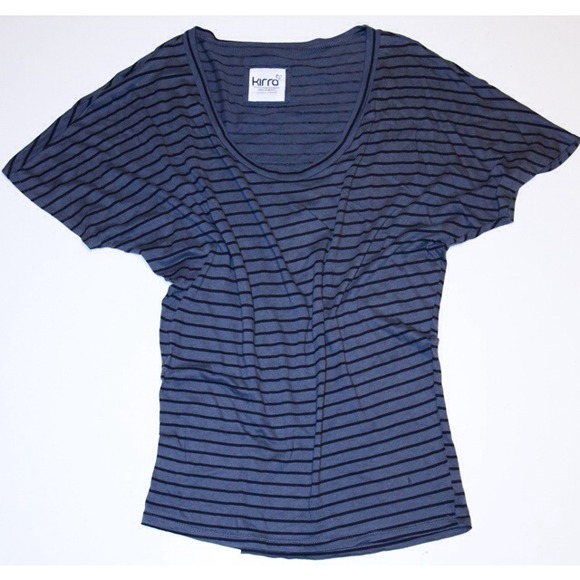 Loosely fitted tee with tight waist.