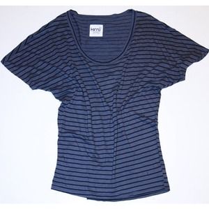 Loosely fitted tee with tight waist.