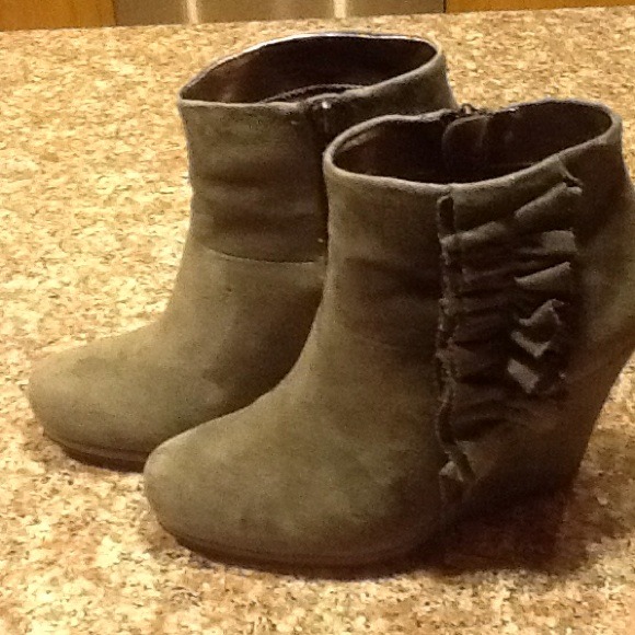DKNYC Suede Wedge 4" leather