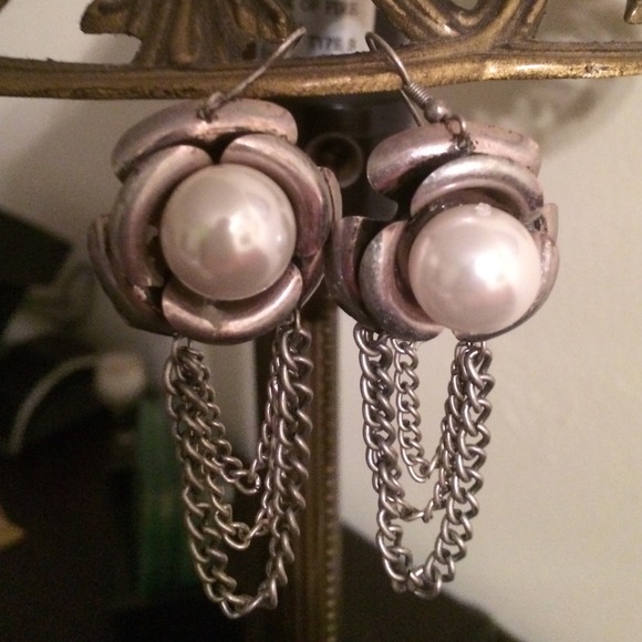 Silver pearl drop earrings