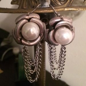Silver pearl drop earrings
