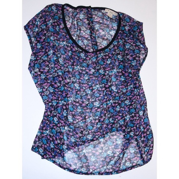 Loosely fitted mesh top.