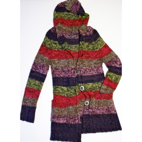 Long cardigan with buttons and hood.