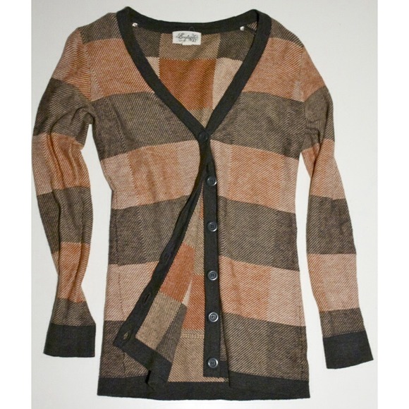 Fitted cardigan with buttons.