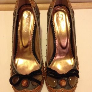 Vintage style pump with gemstone detail.