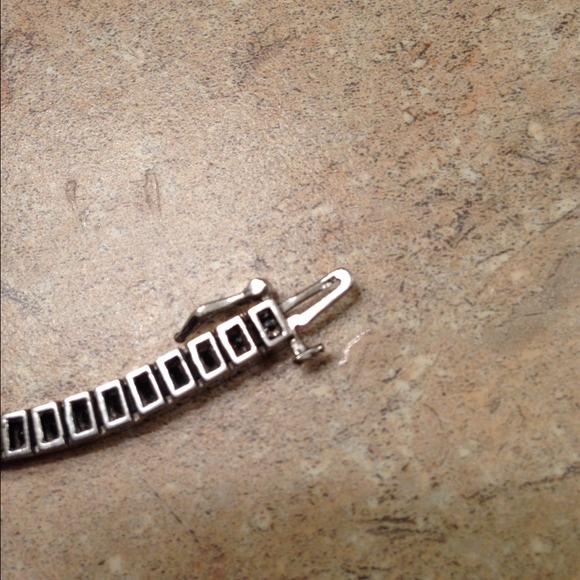 10kt White Gold  Diamond Tennis Bracelet💎 2 Day Clearance! 💎✨ - Picture 5 of 9