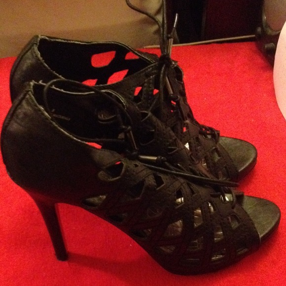 Nice black tied shoes